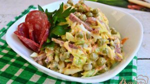Салат из капусты с горошком и копченой колбасой
