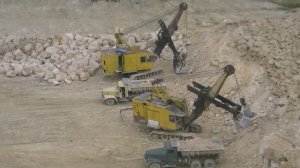 Экскаваторы Э-2503В грузят самосвалы КрАЗ