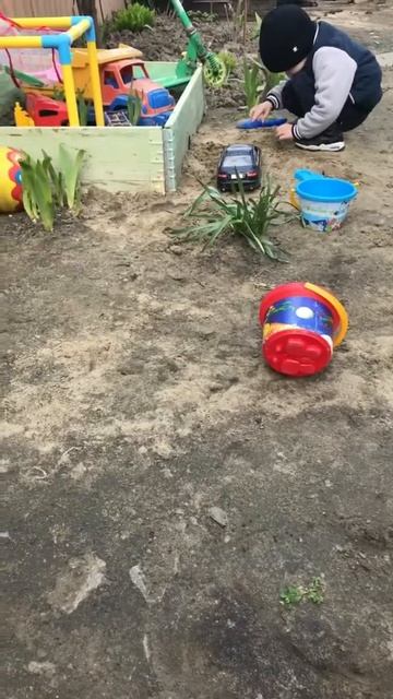 На прогулке во дворе#деткимоидетки#КсюиТёмыч смотреть онлайн