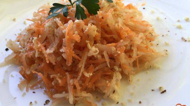 Овощной салат с морковью, редькой и орехами