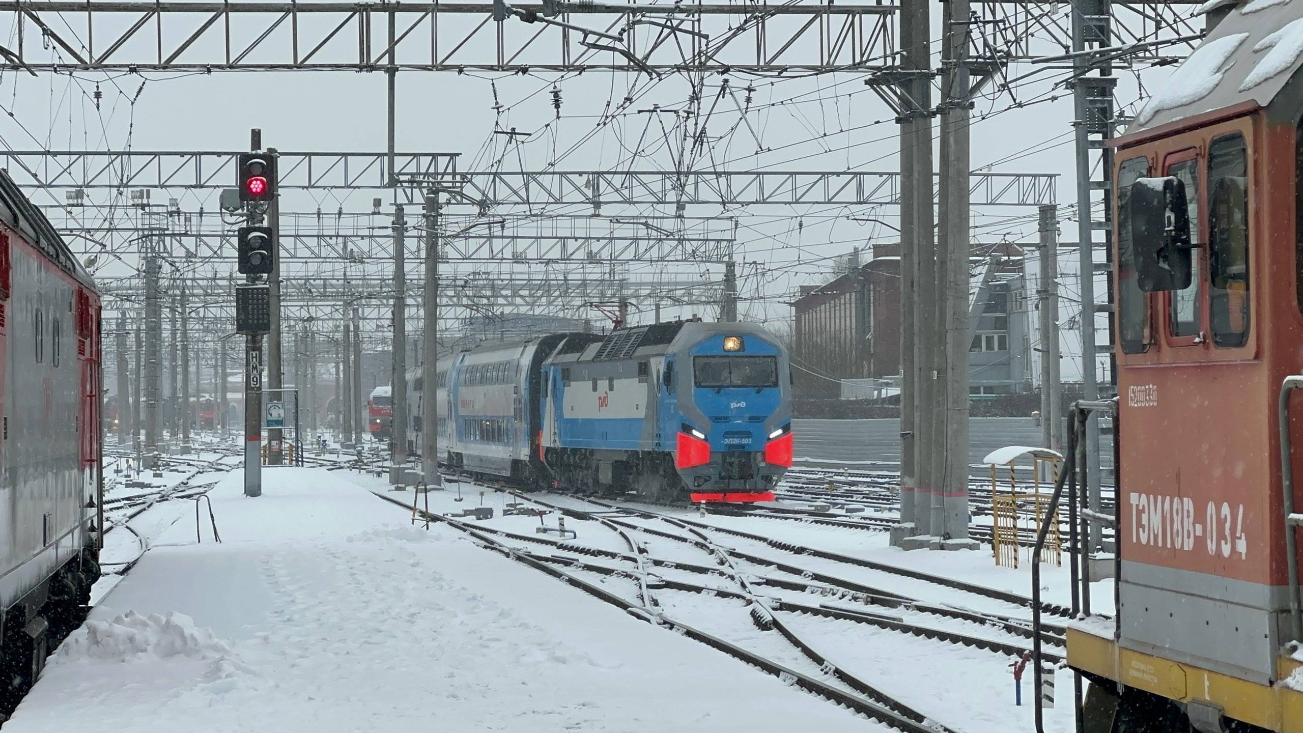 Электровоз ЭП2К - 503 с поездом "Аврора" на Московском вокзале, февраль 2025 года