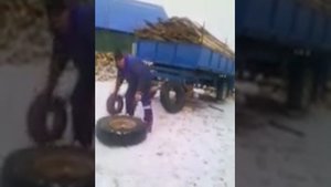 МЕНЯЮ ПОКРЫШКУ НА  ПРИЦЕПЕ 2ПТС-4.