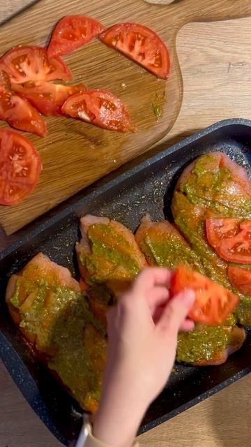 Куриная грудка с песто, томатами и сыром  #рецепт #курица #куриноефиле #ужин #песто #блюдаизкурицы