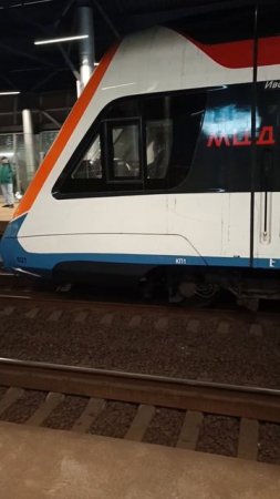 Иволга медленно прибывает к перрону о.п. Москва-Сити D4