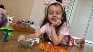 Обзор игрушек зверей. Король Лев. Играем вместе с Лерой. У Леры выпал зуб и фея принесла подарки!