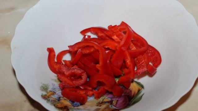 Салат из ветчины, помидоров и перца
