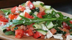 Салат из овощей с красной рыбой и фетой