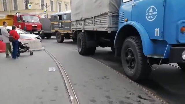 Автобусы и грузовики. Ретро-парад в Санкт-Петербурге.