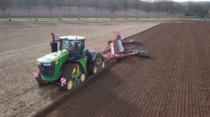 Работа трактора John Deere 9RX в поле. John Deere 9RX tractor operation in the field.