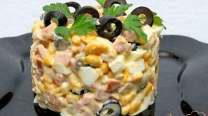 Салат с ветчинной колбасой шампиньонами и кукурузой