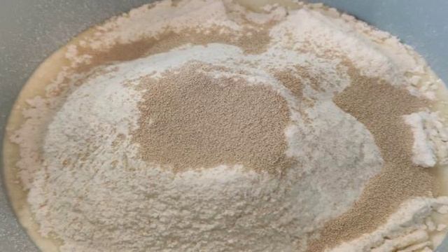 Дрожжевые оладьи с вареньем