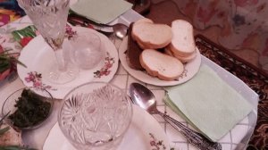 Накрываю стол на свой день рождения.