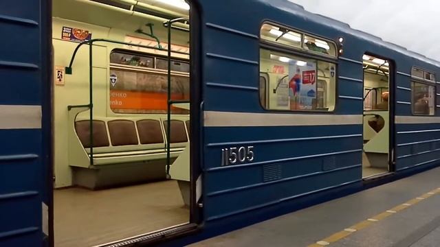 Вагон зелёный салон на станции Улица Дыбенко