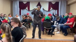 Песня «Синяя вечность» в исполнении индонезийского певца Ами Маулана.