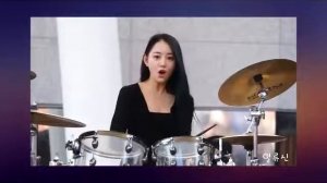 Кореянка круто играет на барабанах