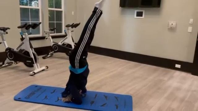 Моей Маме 56 лет Стойка на голове