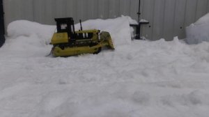 бульдозер т 100 гребёт. снег