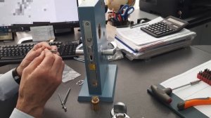 Як встановити дверний циліндр ABLOY CY001 на замок-автомат ABLOY LC102