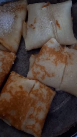 Блинчики шкварчат.