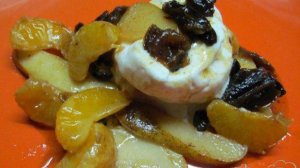 Мороженое под карамелизированными фруктами