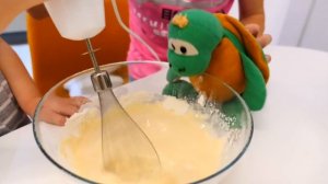 Привет, Бьянка и Маша Капуки Кануки. Видео для детей: Готовим вместе - Оладушки с буквами