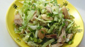 Салат из молодой капусты с мясом курицы и фасолью