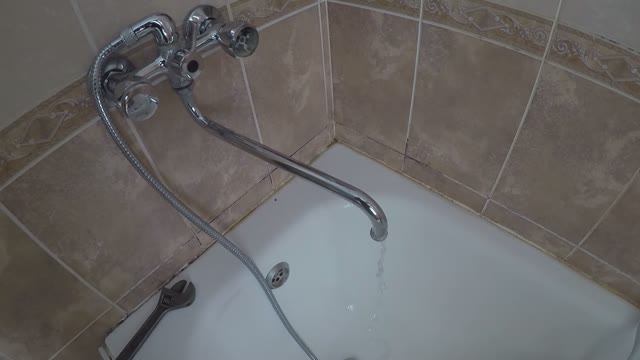Слабый напор воды из смесителя. Чистим кран-буксу! смотреть онлайн