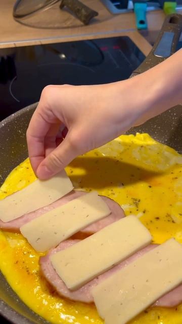 Омлет с ветчиной и сыром #омлет #cooking #завтрак #breakfast #food #recipe #омлетнасковороде
