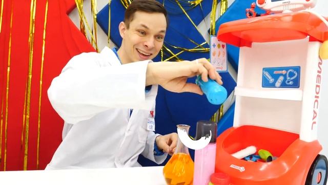 Игры в больничку - Человек Паук снова маленький? Супергерои Марвел в видео про машинки и игрушки