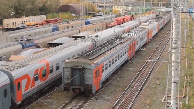 Головные вагоны электропоезда ЭТ4А-002 и узкоколейный тепловоз ТУ10-032 на станции Перово. смотреть онлайн