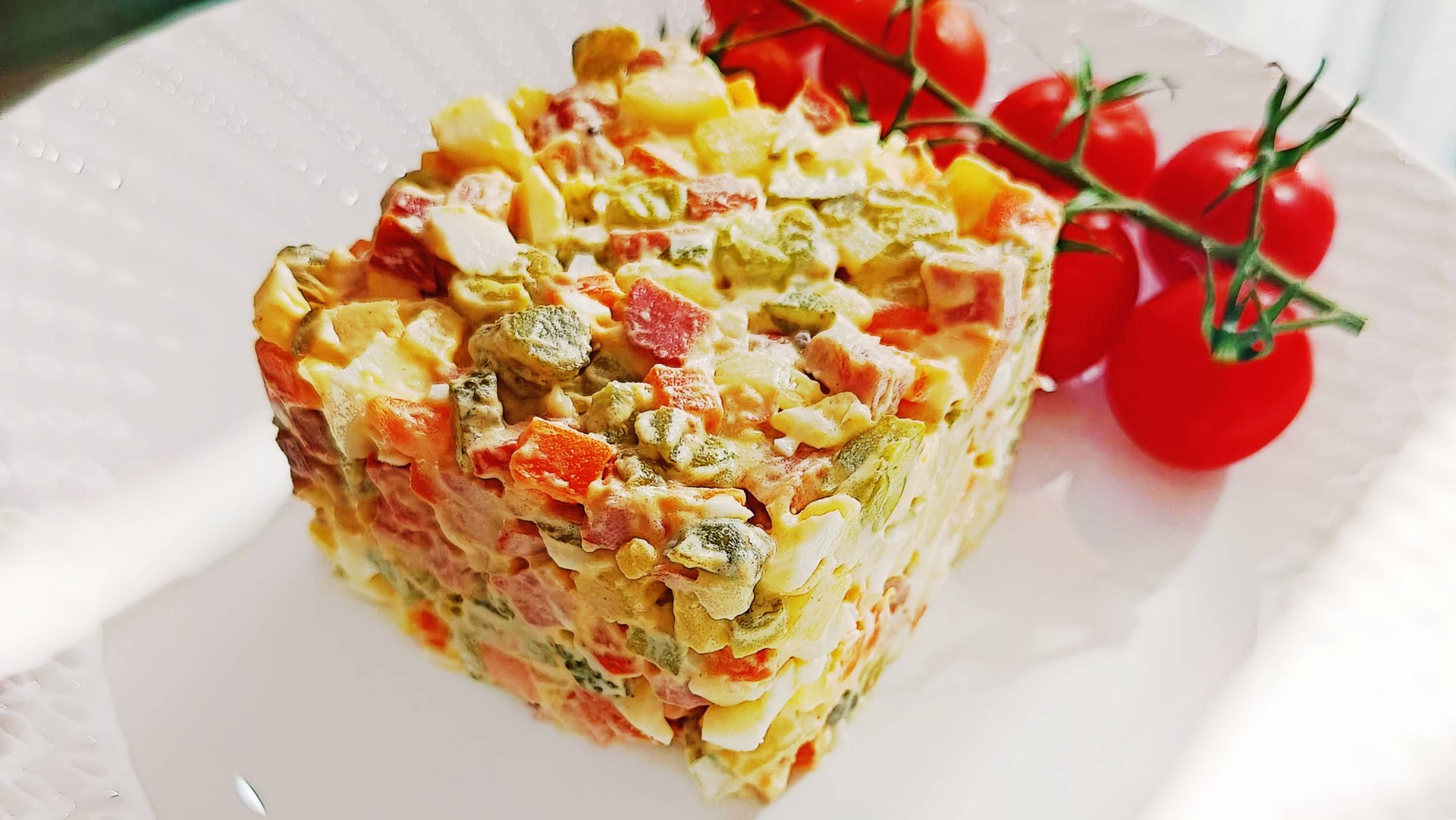 Салат Вкусный с копченостями смотреть онлайн