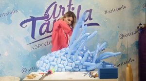 Кукла из шаров в голубом платье