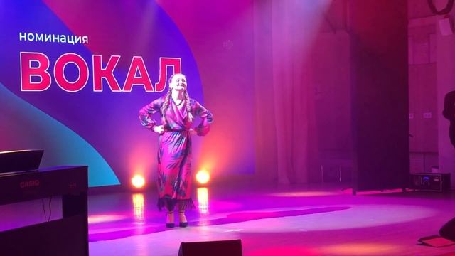 Олеся Тараненко исполняет песню "Ах мамочка..." на фестивале "Инклюзивная Москва". смотреть онлайн