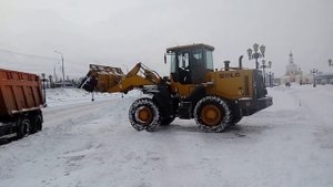 Фронтальный погрузчик чистит снег в Белгороде на spetskran40.ru