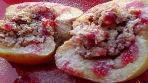 Яблоки, запеченные с овсяными хлопьями и орехами