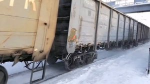 Электровоз 2ЭС10-082 "Гранит" грузовым поездом проезжает станцию Бердск