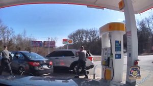Наркоманка не далась в руки полицейских и въехала в бензоколонку