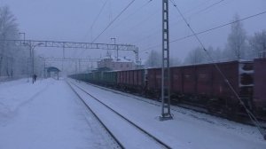 Электровоз 2ЭС4К-035 с грузовым поездом + приветливый помошник