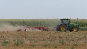 дискование ячменного поля трактором John Deere 8345R. KUHN