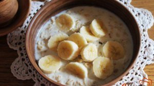 Овсяная каша с изюмом и бананом
