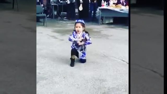 Танец от маленькой девочки смотреть онлайн