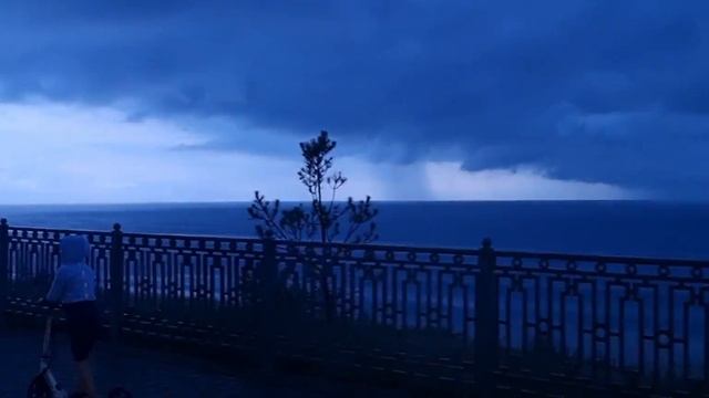 #АНАПА ЛИВЕНЬ И СМЕРЧИ. ЛЮДИ РАЗБЕГАЮТСЯ. НАБЕРЕЖНАЯ И СКВЕР ГУДОВИЧА. смотреть онлайн