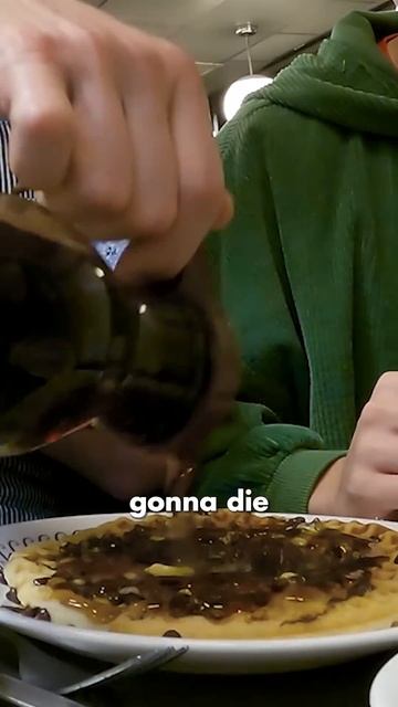 Brits try Waffle House смотреть онлайн