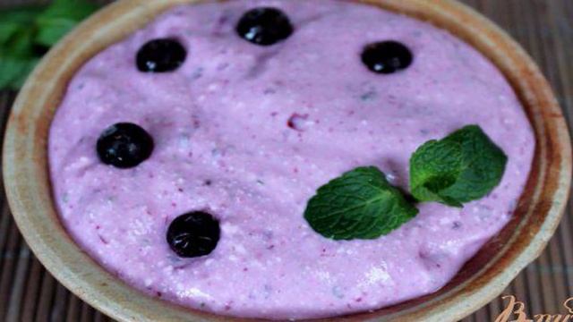 Творожный десерт с черной смородиной, мятой и бананом