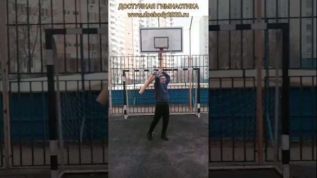 Упражнения с атлетическими булавами весом 2.1 кг на игровой площадке (19)