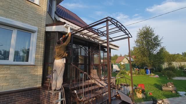 Крыльцо на винтовых сваях с крышей из монолитного поликарбоната.