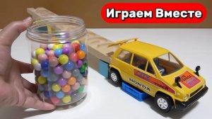 Играем в МАШИНКИ ! Развивашки детям ! Играем в игрушки вместе !