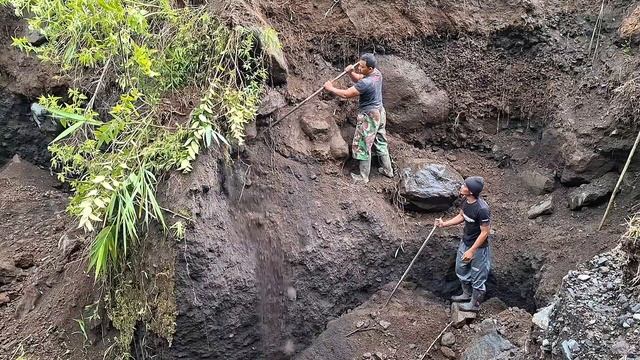 Строительство,шахтёры сбрасывают камни часть 2