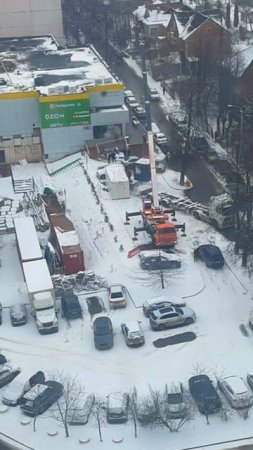 После многочисленных жалоб, контейнеры, незаконно установленные у ТЦ Видное, начали увозить
