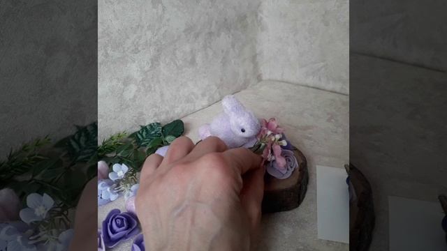 Сиреневая пасхальная композиция с зайчиком.